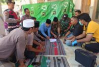 Dok. Tim Inafis Polresta Sumenep dan tenaga medis dari Puskesmas Gapura saat melakukan olah tempat kejadian perkara (TKP). //SuaraFaktual