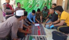 Dok. Tim Inafis Polresta Sumenep dan tenaga medis dari Puskesmas Gapura saat melakukan olah tempat kejadian perkara (TKP). //SuaraFaktual