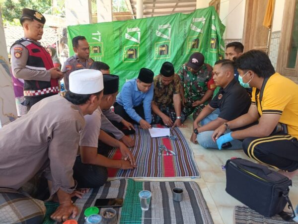 Dok. Tim Inafis Polresta Sumenep dan tenaga medis dari Puskesmas Gapura saat melakukan olah tempat kejadian perkara (TKP). //SuaraFaktual