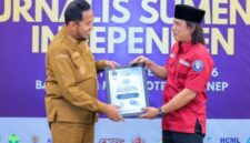 Dok. Pemberian penghargaan atas kiprah Bupati Sumenep Achmad Fauzi Wongsojudo. //SuaraFaktual
