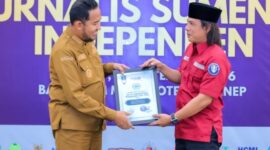 Dok. Pemberian penghargaan atas kiprah Bupati Sumenep Achmad Fauzi Wongsojudo. //SuaraFaktual