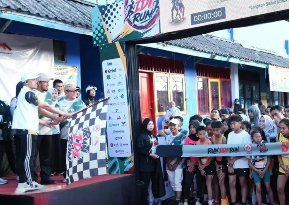 Dok. Bupati Sumenep Dr. H. Achmad Fauzi Wongsojudo, saat melepas peserta RUN IDI RUN. //SuaraFaktual