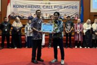 Dok. Akademisi Universitas Wiraraja (Unija) Madura, Dr. Moh. Zeinudin, (kiri) saat menerima penghargaan. //SuaraFaktual