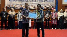 Dok. Akademisi Universitas Wiraraja (Unija) Madura, Dr. Moh. Zeinudin, (kiri) saat menerima penghargaan. //SuaraFaktual