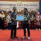 Dok. Akademisi Universitas Wiraraja (Unija) Madura, Dr. Moh. Zeinudin, (kiri) saat menerima penghargaan. //SuaraFaktual