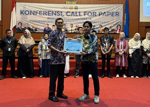 Dok. Akademisi Universitas Wiraraja (Unija) Madura, Dr. Moh. Zeinudin, (kiri) saat menerima penghargaan. //SuaraFaktual