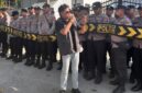 Dok. Jemmy Kurniawan dari Jaringan Strategi Pemuda (JASTRA) saat melakukan orasi di depan Kejaksaan Negeri Sumenep. //SuaraFaktual