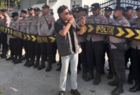 Dok. Jemmy Kurniawan dari Jaringan Strategi Pemuda (JASTRA) saat melakukan orasi di depan Kejaksaan Negeri Sumenep. //SuaraFaktual