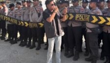 Dok. Jemmy Kurniawan dari Jaringan Strategi Pemuda (JASTRA) saat melakukan orasi di depan Kejaksaan Negeri Sumenep. //SuaraFaktual
