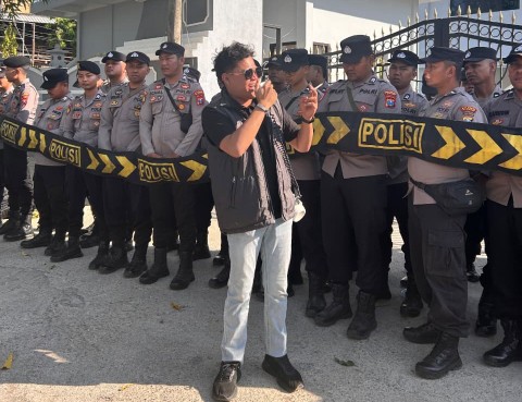 Dok. Jemmy Kurniawan dari Jaringan Strategi Pemuda (JASTRA) saat melakukan orasi di depan Kejaksaan Negeri Sumenep. //SuaraFaktual