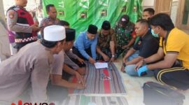 Dok. Tim Inafis Polresta Sumenep dan tenaga medis dari Puskesmas Gapura saat melakukan olah tempat kejadian perkara (TKP). //SuaraFaktual
