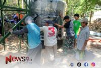 Dok. Babinsa Koramil 0826-01/Pamekasan, Sertu Jupriadi, turun langsung mendampingi pemasangan tandon air. //SuaraFaktual