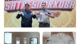 Dok. Anggota Satresnarkoba Polresta Sumenep saat menunjukkan barang bukti dari tangan tersangka. //SuaraFaktual