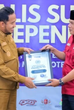 JSI Anugerahi Bupati Fauzi Penghargaan Kepemimpinan dan Dedikasi